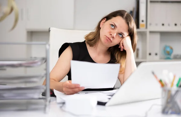 Retrato Mulher Cansada Funcionário Escritório Sentado Mesa Durante Dia Trabalho — Fotografia de Stock
