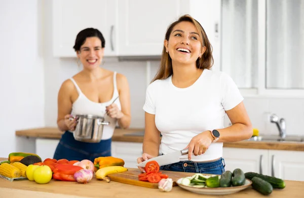 Sonriente Joven Hispana Cocinando Con Hermana Cocina Casera Preparando Ensalada —  Fotos de Stock