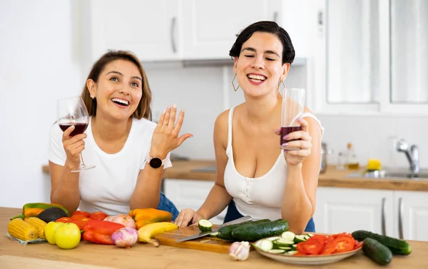 Dos Amigas Felices Preparando Ensalada Bebiendo Vino Tinto Juntas Cocina — Foto de Stock