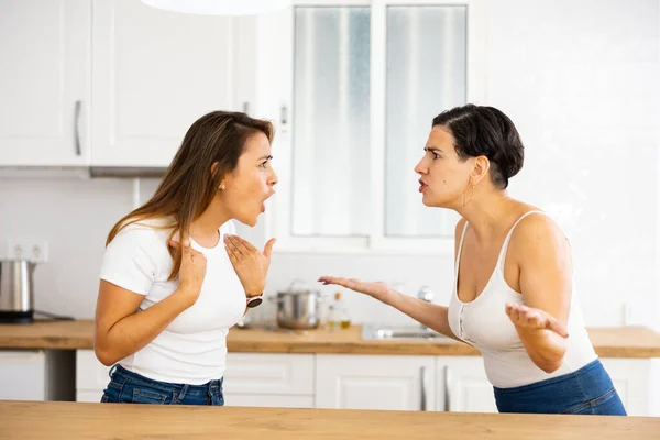 Dvě Sestry Sebe Křičí Během Domácí Hádky Kuchyni — Stock fotografie