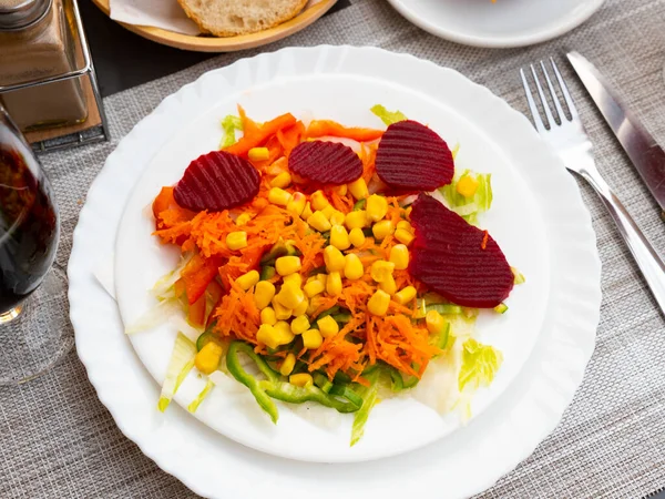 Obrázek Lahodného Lehkého Zeleninového Salátu Kukuřice Nakrájené Papriky Řepy Cibule — Stock fotografie