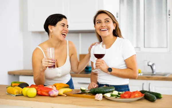 Gelukkige Vrouwelijke Vrienden Met Een Glas Rode Wijn Chatten Het — Stockfoto
