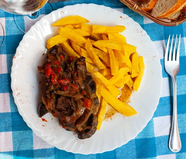牛肉牛排欧索布科与油炸土豆在盘子里 — 图库照片