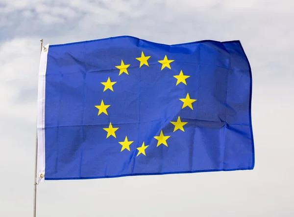 Tela Bandeira União Europeia Flutters Mastro Bandeira Contra Céu Cinzento — Fotografia de Stock