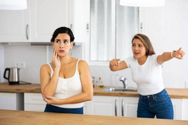 Beledigd Vrouw Luisteren Haar Vriendin Staan Achter Ruzie Met Haar — Stockfoto