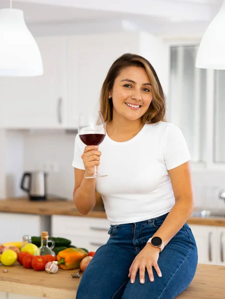 Portrait Happy Smiling Young Hispanic Woman Sitting Table Home Kitchen — Stock Photo, Image