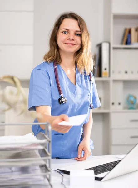 Positiv Kvinnlig Läkare Som Håller Ett Recept För Patient Modern — Stockfoto