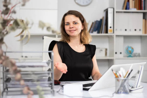 Business Woman Invites Visitor Reception Modern Office — Stock Photo, Image
