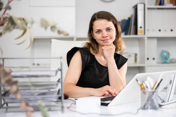 Portrait Female Manager Sitting Her Desktop Laptop Office — Stock Photo, Image