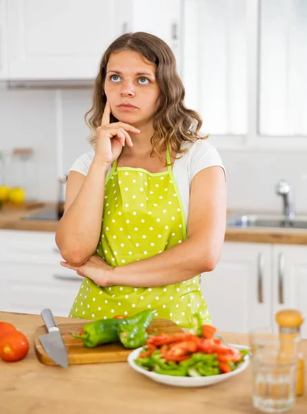 Retrato Una Joven Mujer Pensativa Pie Cerca Encimera Cocina Mientras —  Fotos de Stock