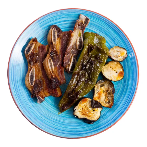 가지와 후추를 곁들인 맛있는 쇠고기는 접시에 담았다 배경때문에 고립됨 — 스톡 사진