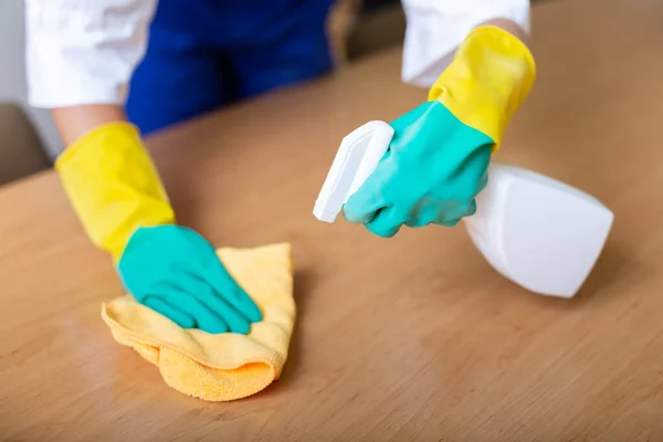 Εργαζόμενος Λαστιχένια Γάντια Καθαρισμού Τραπέζι Κουρέλι Και Απορρυπαντικό Στο Χέρι — Φωτογραφία Αρχείου