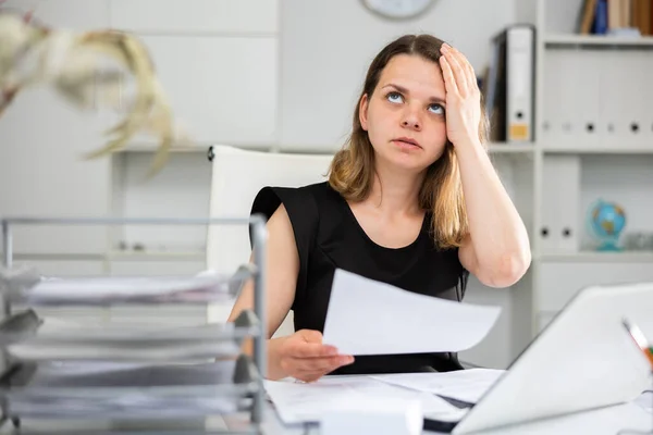 Nudná Unavená Žena Účetní Pracující Svém Pracovišti Kanceláři — Stock fotografie