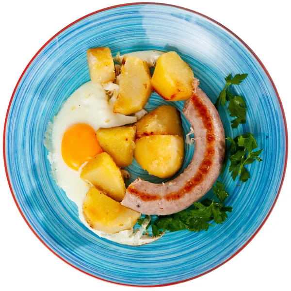 Yağda Yumurta Sosis Patatesli Sağlıklı Bir Akşam Yemeği Beyaz Arkaplan — Stok fotoğraf
