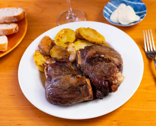 Lekker Portie Geroosterd Varkensvlees Met Aardappelen Prachtig Geserveerd Bord — Stockfoto