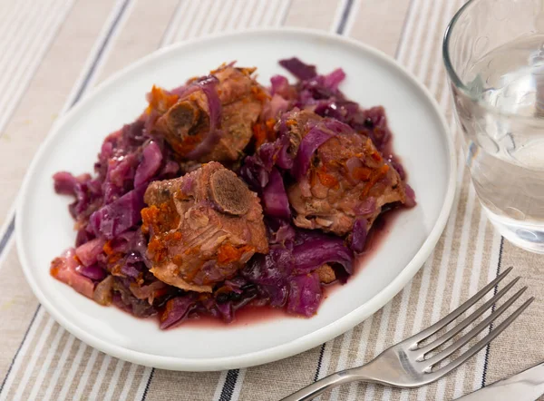 卷心菜把猪肉和红萝卜放在盘子里 俄罗斯的心胸狭窄食品 — 图库照片