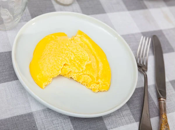 Dünnes Omelett Serviert Mit Brot Zum Frühstück Nahaufnahme — Stockfoto