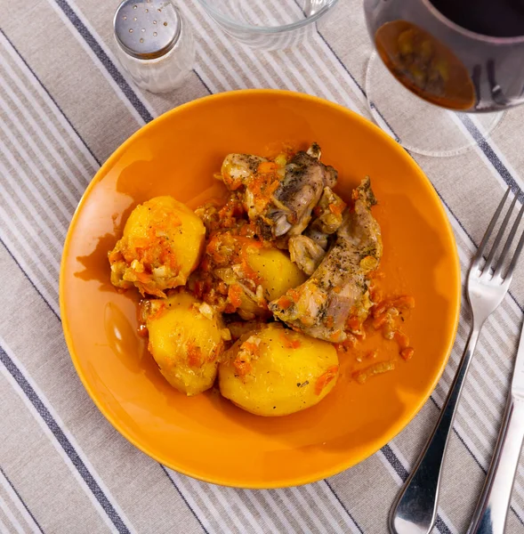 Geschmorte Hühnerstücke Mit Kartoffeln Und Gemüse Auf Einem Teller Auf — Stockfoto