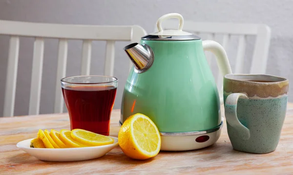 Moderner Wasserkocher Tasse Und Zitrone Auf Holztisch Der Küche — Stockfoto