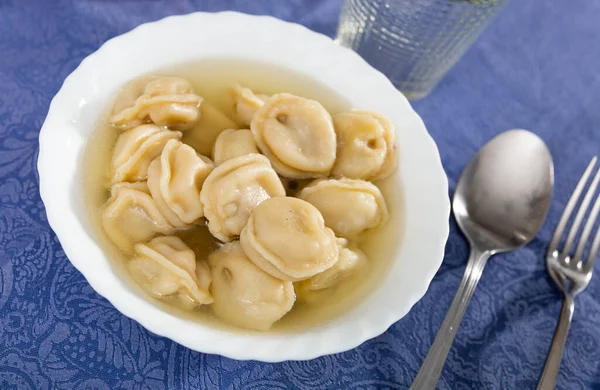 Delicious Russian Pelmeni Filled Meat Traditionally Served Broth Popular Comfort — Stock Photo, Image