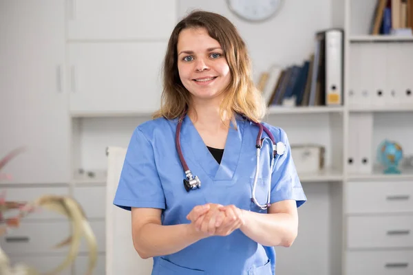 Retrato Una Doctora Que Está Trabajando Posando Lugar Trabajo Clínica —  Fotos de Stock