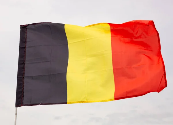 Vlajka Belgie Proti Zatažené Obloze — Stock fotografie