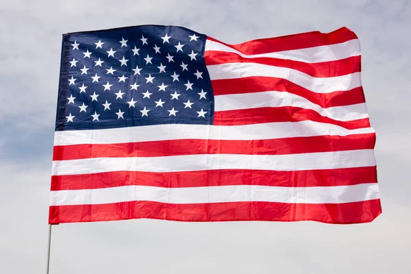 Grote Amerikaanse Vlag Wapperend Tegen Heldere Blauwe Lucht Wolken — Stockfoto