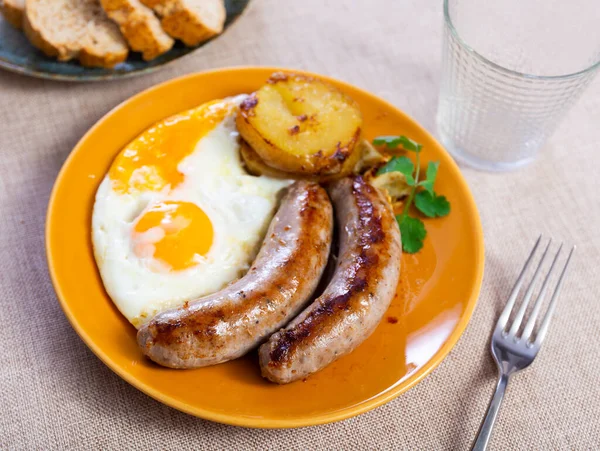 Spicy Grilled Sausages Garnished Scrambled Eggs Fried Potatoes — Stock Photo, Image