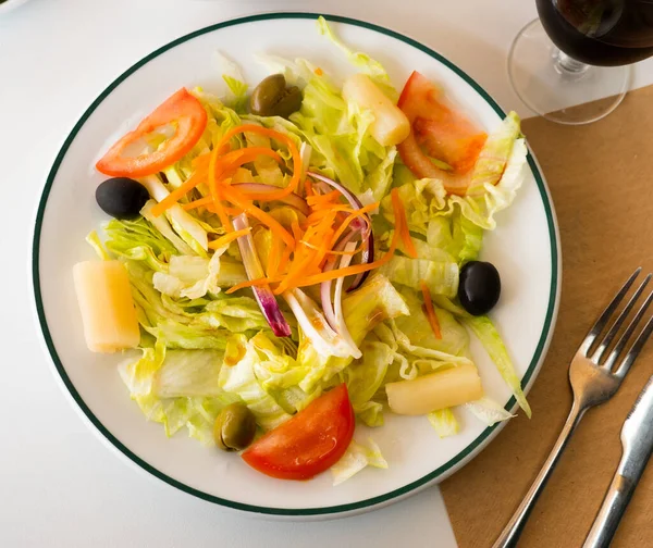 Plate Vegetable Salad Cabbage Lettuce Carrots Onions Tomatoes Olives Served — Fotografia de Stock