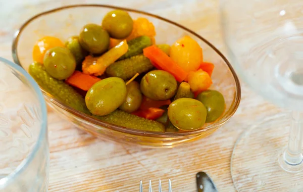 Olive Verdi Servite Con Cetrioli Sottaceto Cipolle Aglio Carote Sul — Foto Stock