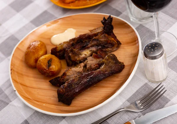 Beautiful Serving Grilled Pork Ribs Baked Potatoes — Foto Stock