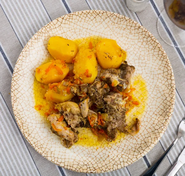 Appetitlich Hausgemachter Eintopf Mit Kaninchenstücken Und Kartoffeln Gesundes Herzhaftes Abendessen — Stockfoto
