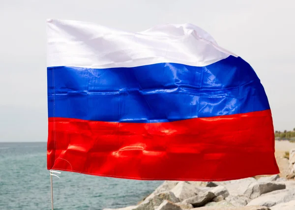 Σημαία Της Ρωσίας Εξωτερικούς Χώρους Στο Φόντο Της Θάλασσας — Φωτογραφία Αρχείου