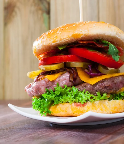 Etli Taze Sebzeli Turşulu Besleyici Duble Peynirli Burger — Stok fotoğraf