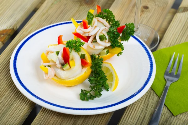 Insalata Tropicale Con Calamari Servita Limone Con Cetrioli Peperone Dolce — Foto Stock