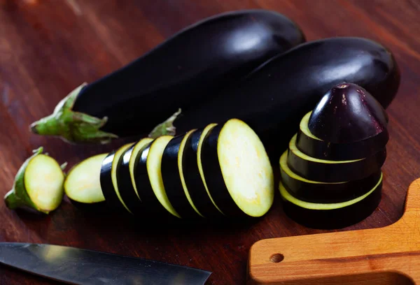 Closeup Fresh Eggplant Chopped Slices Wooden Surface Vegetarian Food Concept — Stock Photo, Image