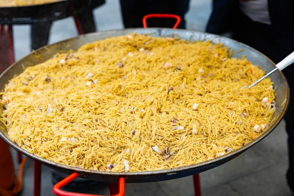 Kochen Des Beliebten Valencianischen Gerichts Fideua Marisco Bei Einem Straßenurlaub — Stockfoto