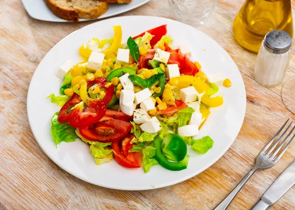 Deliciosa Salada Vegetal Leve Tomate Milho Enlatado Pimenta Queijo Feta — Fotografia de Stock