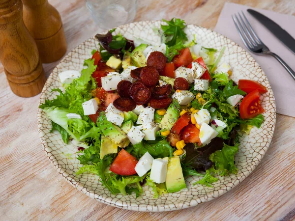 Köstlicher Salat Mit Gemüse Mozzarella Und Gebratenen Würstchen — Stockfoto