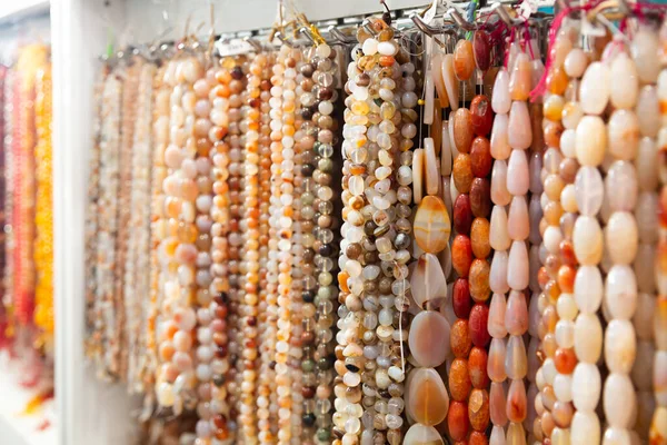 Perline Varie Pietre Semi Preziose Allo Stand Una Gioielleria — Foto Stock
