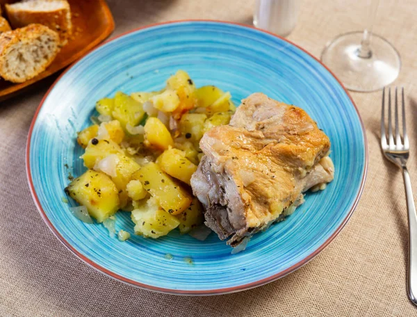 Warmes Frisches Abendessen Wird Auf Teller Serviert Schweinefleisch Mit Kartoffeln — Stockfoto