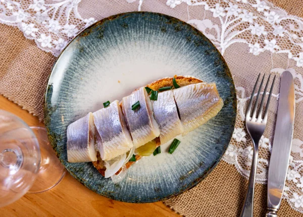 Hafif Tuzlu Ringa Balığından Yapılan Iştah Açıcı Sandviç Parçalara Ayrılmış — Stok fotoğraf