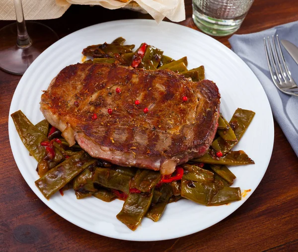 烤牛肉配青豆和胡椒 高质量的照片 — 图库照片