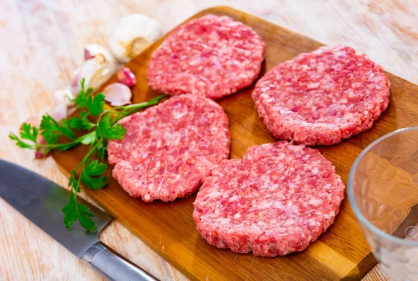 Billette Hamburger Carne Macinata Fresca Con Spezie Una Tavola Legno — Foto Stock