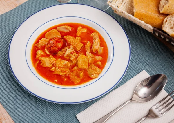 Danie Kuchni Hiszpańskiej Cielęcina Duszona Callos Sosie Pomidorowym Chorizo Serwowane — Zdjęcie stockowe