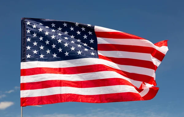 Nagy Amerikai Zászló Repül Tiszta Kék Felhők — Stock Fotó