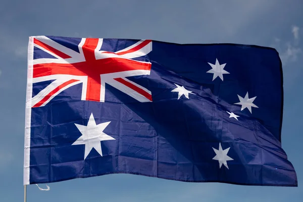 Avustralya Nın Büyük Bayrağı Açık Mavi Gökyüzünde Bulutlarda Dalgalanıyor — Stok fotoğraf