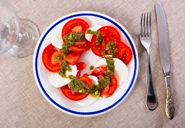 Fresh Caprese Salad Mozzarella Tomatoes Pesto Sauce Plate — Stock Photo, Image
