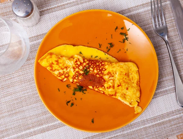 チーズとみじん切りの香りのディルと焼きオムレツの軽い健康的な朝食 タンパク質の偉大な天然源 伝統的な朝料理 — ストック写真