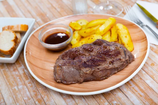 Delicious Beef Fillet Served Potato Slices Sauce — Foto de Stock